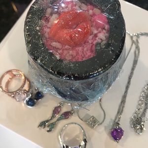 Surprise JEWELRY Fizzy Bath Potion 5oz